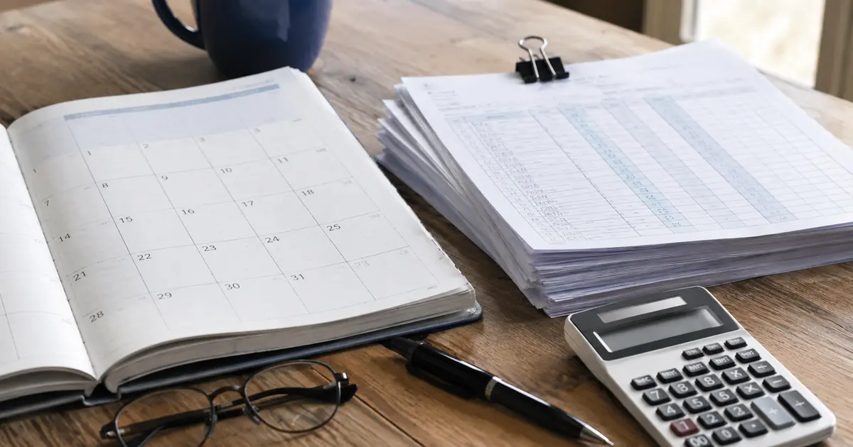 Calendário mensal, folhas de ponto e calculadora para conferência
